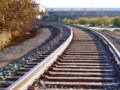 Dəmir yolu xəttindən keçən qadını qatar vurdu