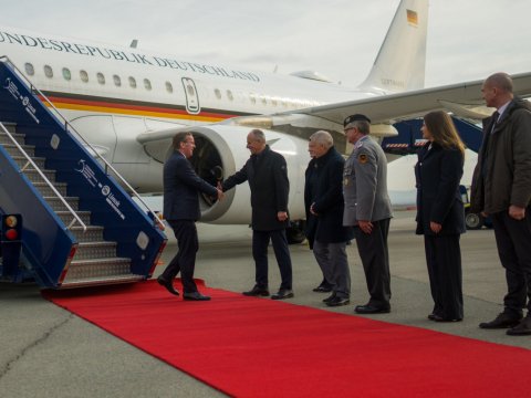 Almaniyanın müdafiə naziri Kosovaya getdi