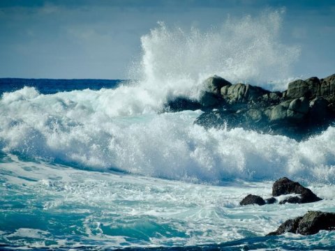 Xəzərdə dalğanın hündürlüyü 2.4 metrə çatıb - FAKTİKİ HAVA