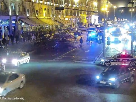 Ağac qırılıb yola düşdü, hərəkət çətinləşdi - FOTO