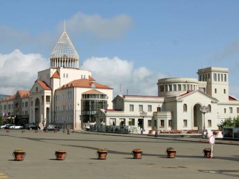 Xankəndidən çıxmayan erməni ailəsi Bako Saakyanın evinə yerləşib