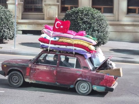 Zəlzələnin birinci ili: Azərbaycandan Türkiyəyə qardaş DƏSTƏYİ