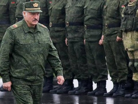 Lukaşenko hərbçilərə vətəndaşa qarşı silah işlətmək hüququ verdi