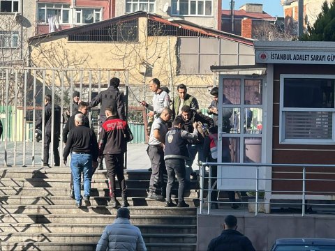 İstanbul məhkəməsinə hücum: 5 yaralı var, törədənlər zərərsizləşdirildi - VİDEO