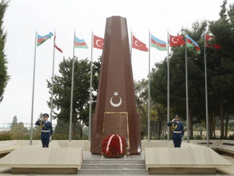 Şamil Ayrım Bakıda 