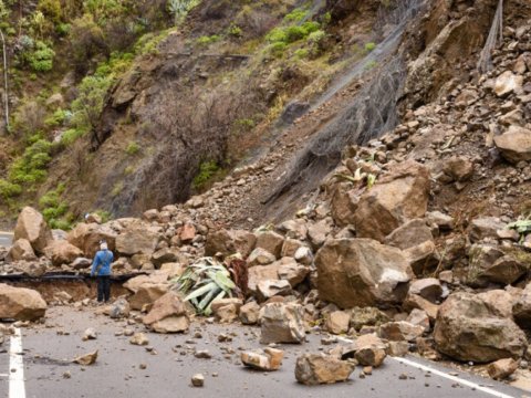 Gürcüstanda torpaq sürüşməsi: Ölənlər var