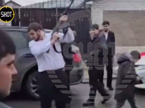 Azərbaycanlı diaspor sədrinin oğlu dostları ilə havaya atəş açdı