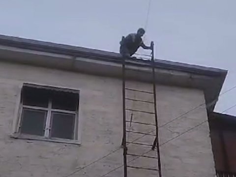 Özünü binanın damından atmaq istəyən gənc xilas edildi - VİDEO