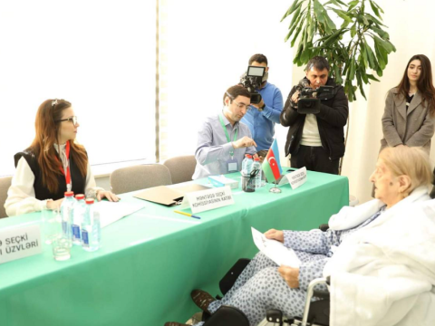 102 yaşlı Fatma nənə xəstəxanada səs verdi - FOTO