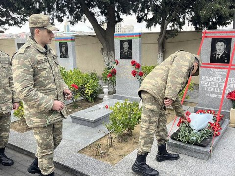 Mübariz İbrahimov məzarı başında yad edildi - VİDEO