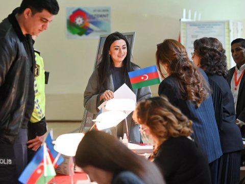 Seçki məntəqələrinin qarşısında böyük növbələr - Deputatlar da səs verib