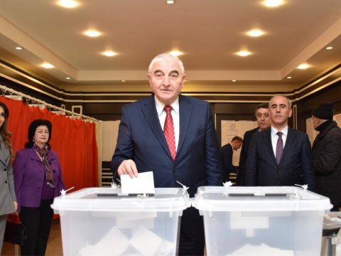 Məzahir Pənahov səs verdi