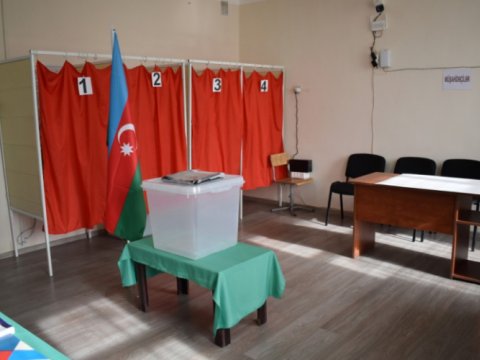 Səs verməyə gələn seçici məntəqədə ÖLDÜ