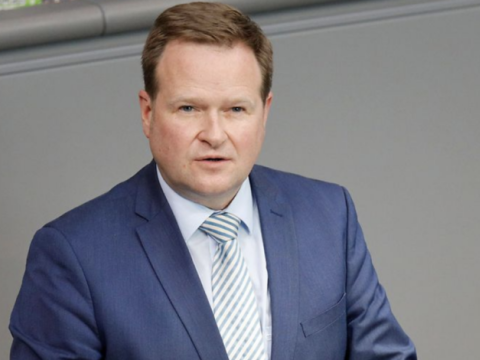 İcma almaniyalı deputatı təlxək adlandırdı