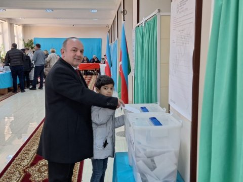Ayaz Mütəllibovun köməkçisi İlham Əliyevi təbrik etdi
