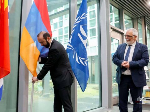 Mirzoyan BCM-in binasında bayraq qaldırdı