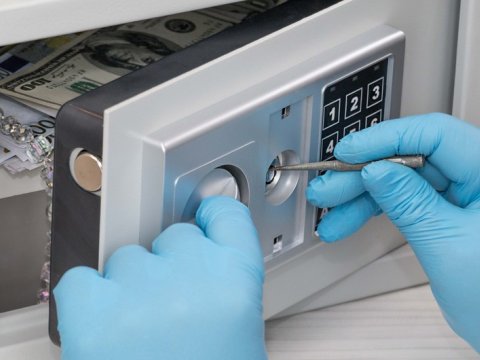 Ofisin seyfindən 14800 manat oğurlandı