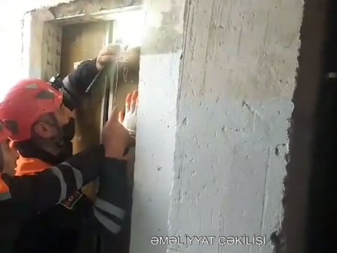 Liftdə köməksiz qalan vətəndaşlar xilas edildi - VİDEO