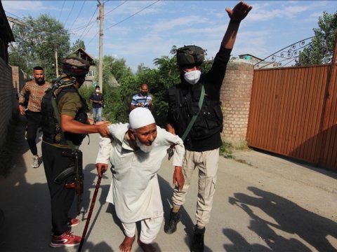 Məscidlərin sökülməsi qarşıdurmalara səbəb oldu - 5 ölü, 150 yaralı