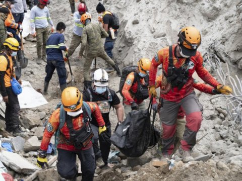 Filippində torpaq sürüşməsi - 37 ölü