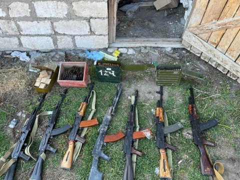 Evin zirzəmisindən silah-sursat tapıldı