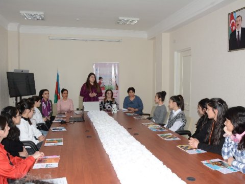 Lerikdə gənc qızlar üçün təlimlər keçirilib