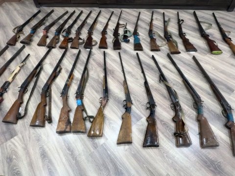 Gəncədə vətəndaşlar silahlarını polisə könüllü təhvil verdi
