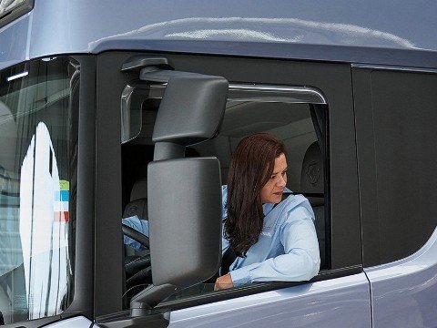 Bu ölkədə qadınlar avtobus sürəcək