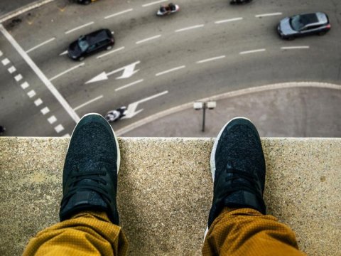 Özünü 5-ci mərtəbədən atan gənc oğlan SAĞ QALDI