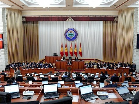 Qırğızıstan parlamenti mübahisəli qanun layihəsini komitəyə qaytarıb