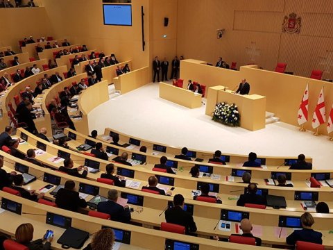 Deputatlar xarici işlər nazirini parlamentə çağırdı