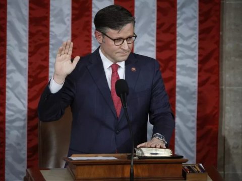 Ukraynaya yardımın qarşısını alan ABŞ spikeri rusların şirkətindən ianə alırmış...