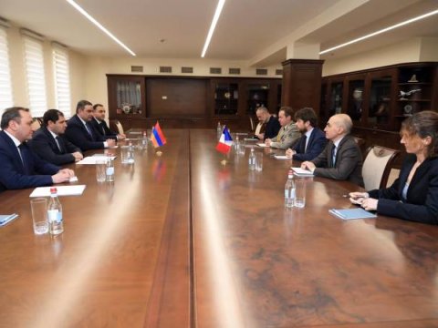 Papikyan fransalı səfirlə regiondakı məsələləri müzakirə etdi