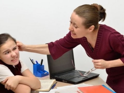 Şagirdlə kobud davranan müəllimə töhmət verildi