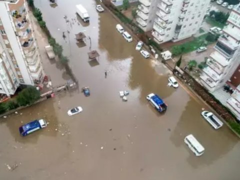 Antalyada 3 mindən çox bina su altında qaldı