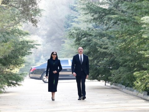 Prezidentlə xanımı Heydər Əliyevin məzarını ziyarət etdilər
