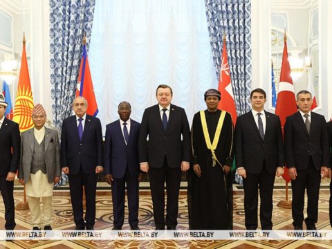 Məhərrəm Əliyev etimadnaməsini Lukaşenkoya təqdim etdi