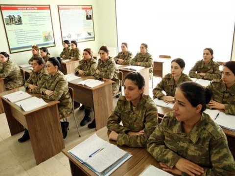 Hərbçi qadınların ehtiyatda olma yaş həddi ləğv olundu