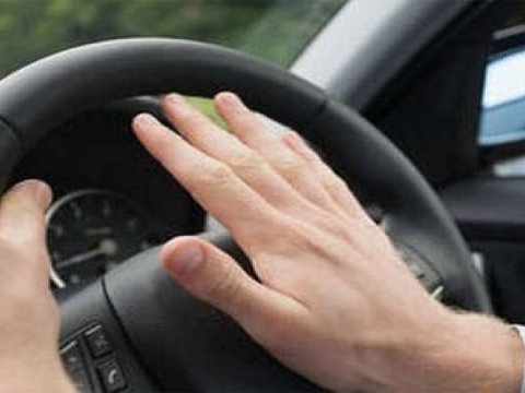 Yol polisi siqnaldan çox istifadə edən sürücüləri CƏRİMƏLƏYƏCƏK