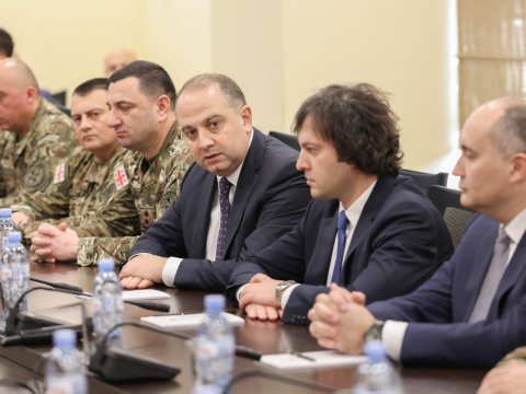 Parlament baş nazir və müdafiə nazirini mandatdan məhrum edib