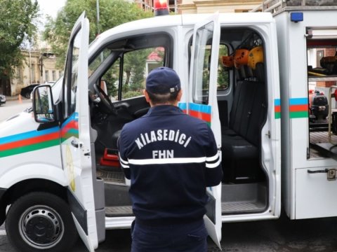 Maşında köməksiz qalan uşaq xilas edildi