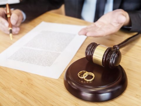 Boşanmasınlar deyə məhkəmə iclası “Sevgililər günü”nə təyin edildi 