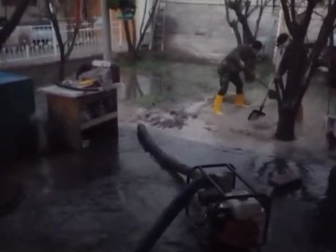 Naxçıvanda intensiv yağış yağdı, evləri su basdı