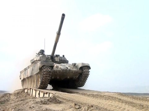 Tanklar və döyüş maşınları tapşırıqları icra etdilər - VİDEO