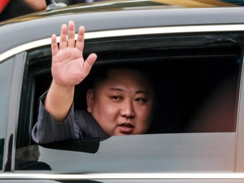 Putin Kim Çen Ina maşın hədiyyə etdi