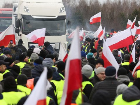 Polşa-Ukrayna sərhədində nə baş verir? - Fermerlər sərnişinləri buraxmır...