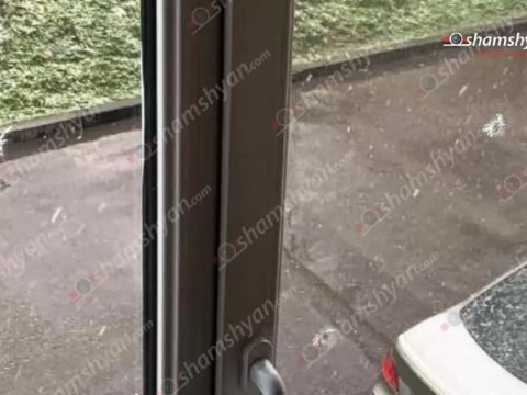 İrəvanda bələdiyyə binasına silahlı hücum olub