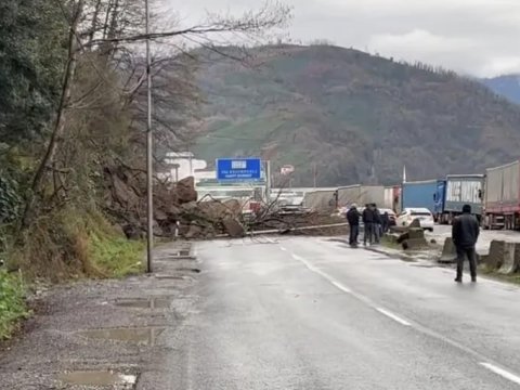Gürcüstandan Türkiyə sərhədinə gedən yolda torpaq sürüşməsi baş verib