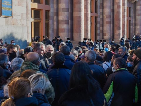 Ermənistanda ölən hərbçilərin valideynləri etiraz aksiyası keçirirlər