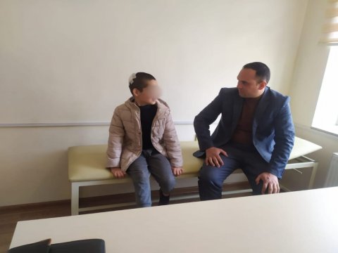 Anasının xəsarət yetirdiyi azyaşlı ilə bağlı araşdırma aparıldı